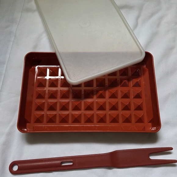 Vintage Tupperware Hot Dog Keeper And Server - Picture 1 of 8
